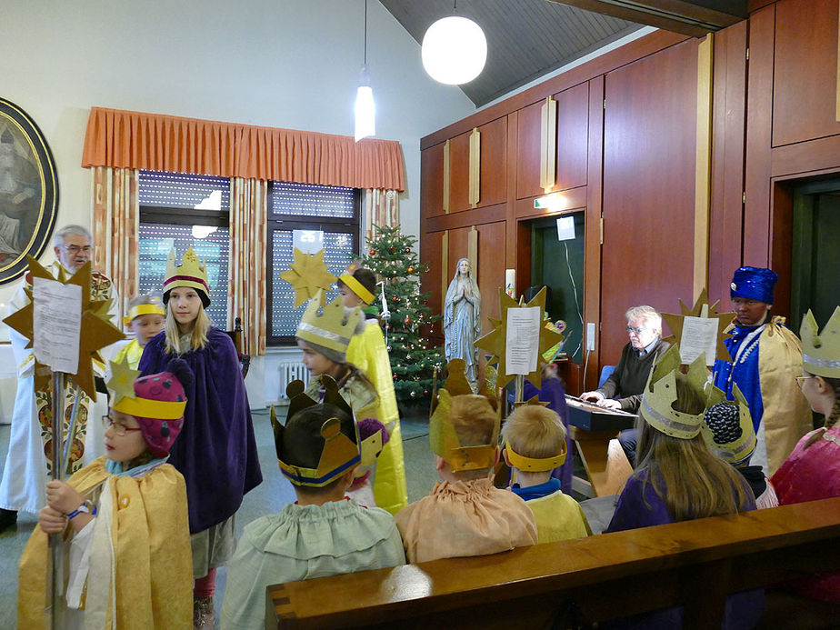 Dreikönigssingen der Sternsinger in Naumburg (Foto: Karl-Franz Thiede)